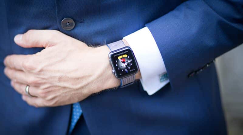 Use of smartwatch to track my health data? A doctor explains